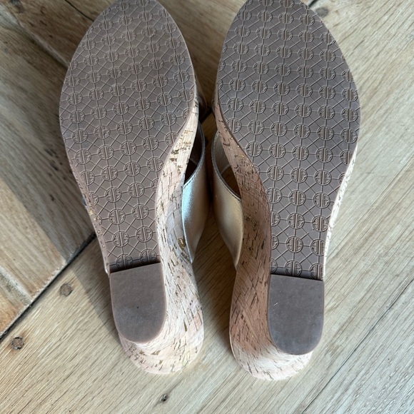 NWT Lilly Pulitzer Gold Wedge Sandals - Picture 5 of 6